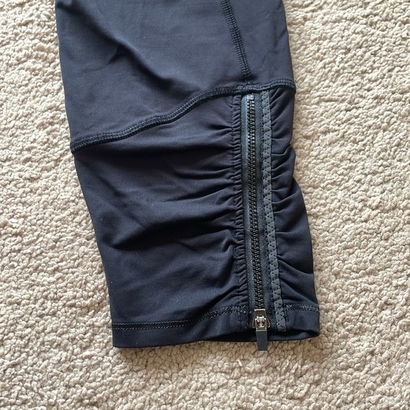 Lululemon Soul Cycle Cropped Leggings Women’s 8 Black Graphic Cycling Pants - Picture 3 of 12